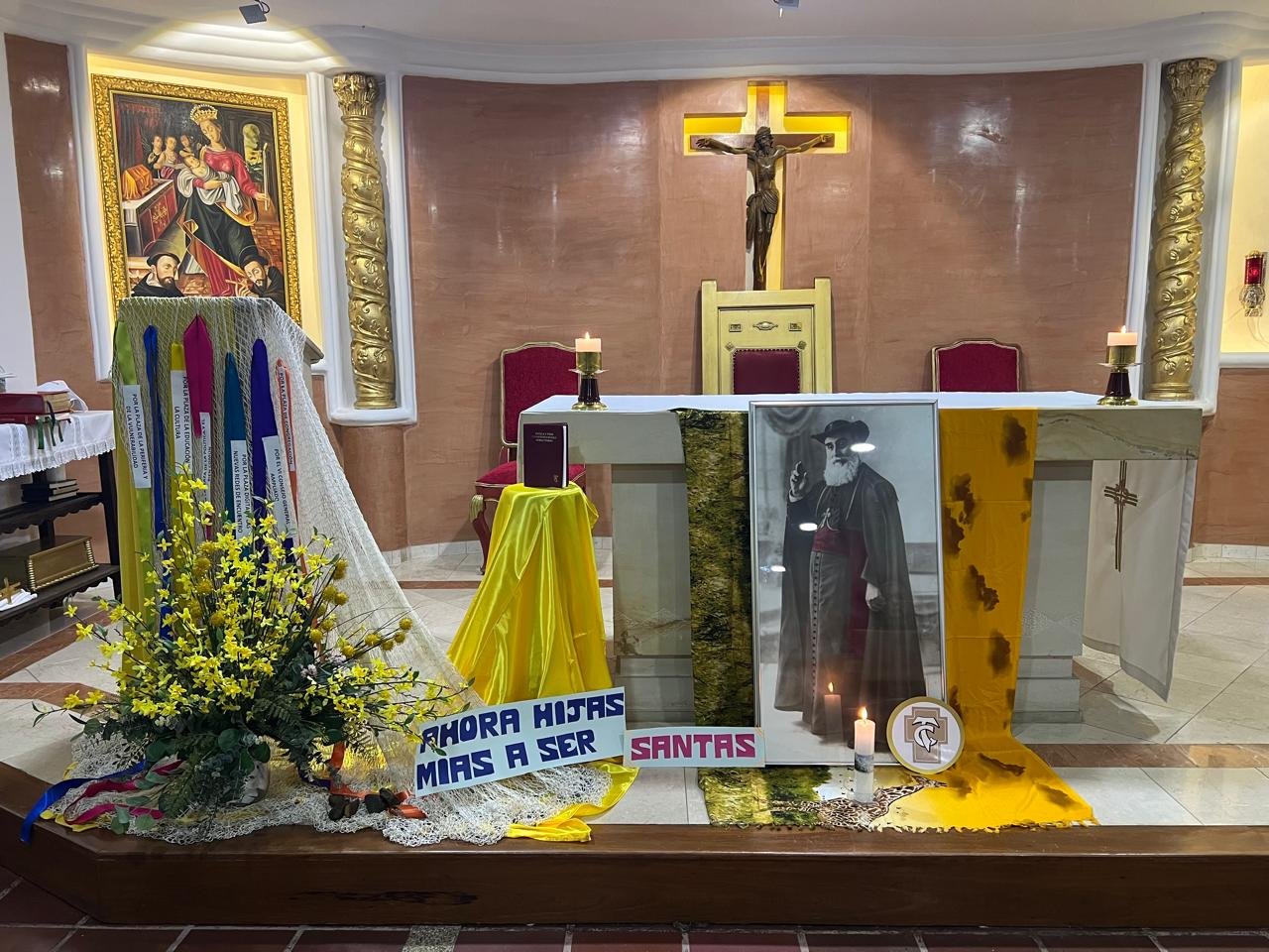 Altar con retrato del Padre Luis Amigó y plazas de misión