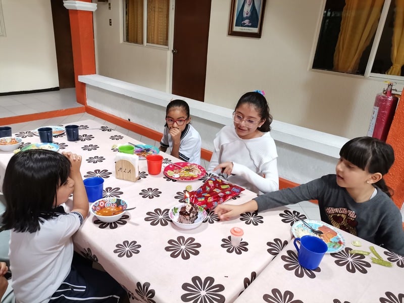 Celebración en el comedor de la casa hogar