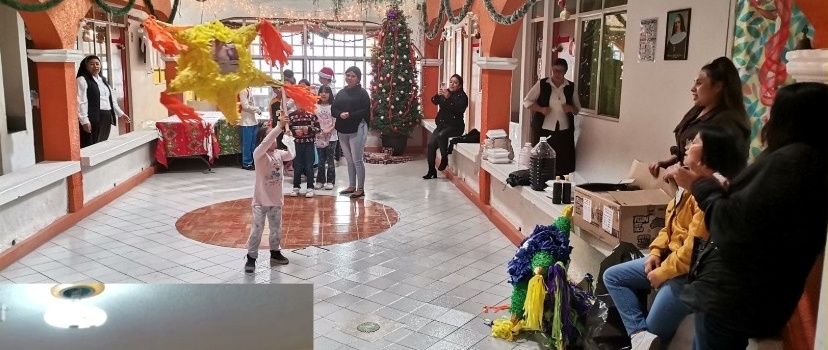 Convivencia: piñata y patio en fiesta comunitaria