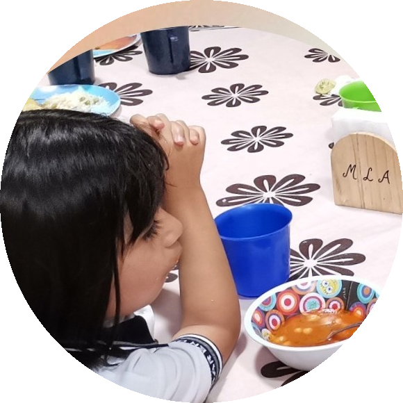 Niña en Casa Massamagrell durante la comida
