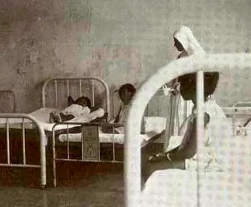 Fotografía histórica: atención a niños en los inicios del carisma (1885)